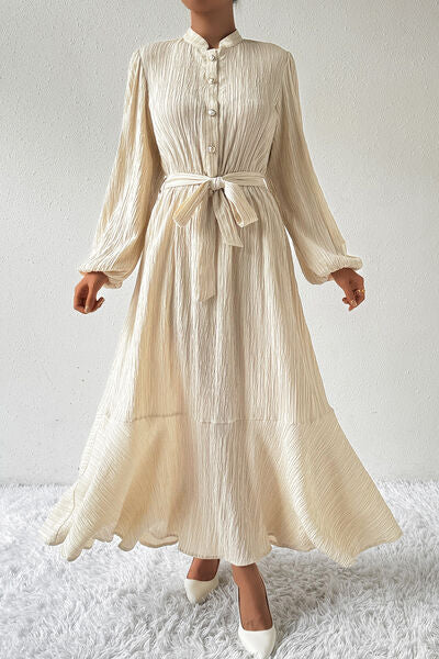 Vestido con mangas globo y botones anudados