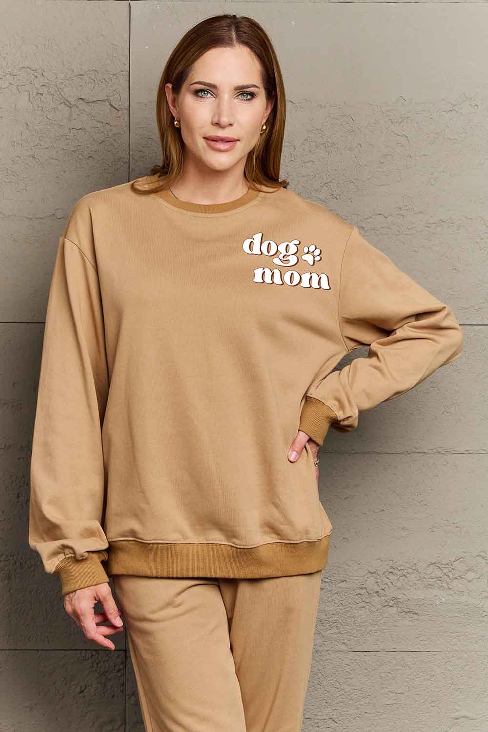 Simply Love – Simply Love – Sweatshirt in voller Größe mit Rundhalsausschnitt und überschnittenen Schultern und „DOG MOM“-Grafik