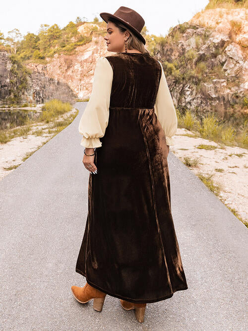 Besticktes Kleid mit eckigem Ausschnitt in Übergröße