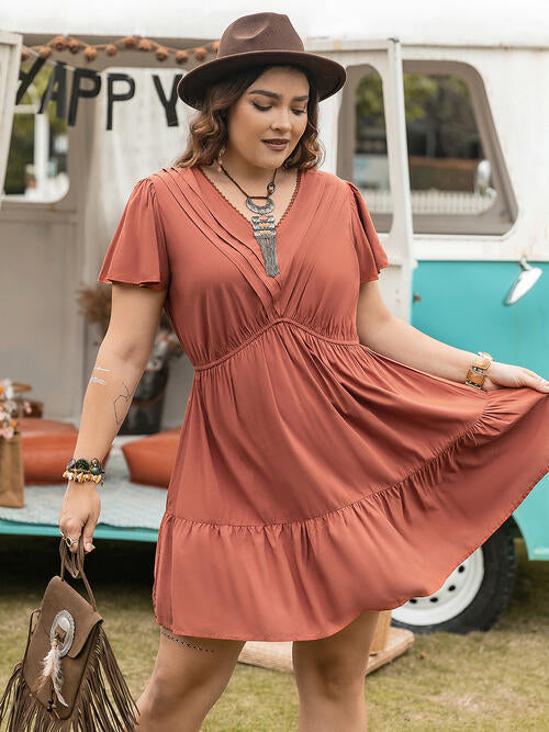 Double Take Plus Size – Kurzärmliges Kleid mit Rüschensaum und V-Ausschnitt