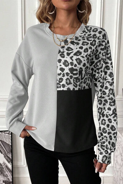 Camiseta con cuello redondo y bloques de color de leopardo