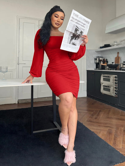 Figurbetontes Kleid mit Rüschen und Reißverschluss hinten