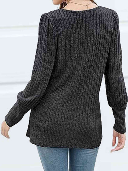 Oberteil mit eckigem Ausschnitt und dekorativem Knopf