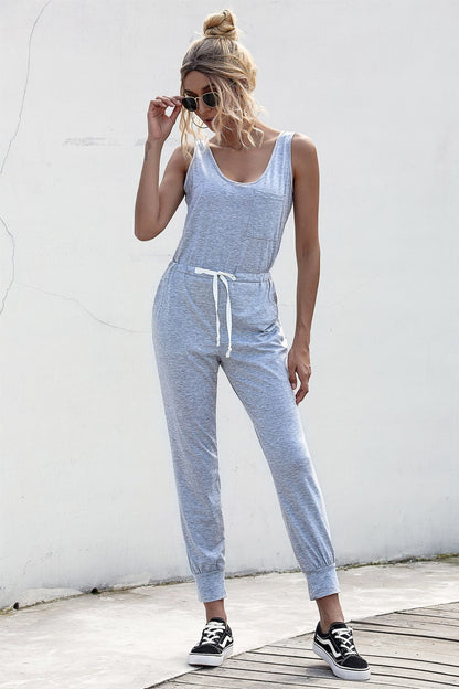 Ärmelloser Jumpsuit mit Knoten an der Taille