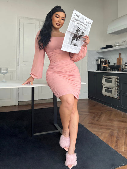 Figurbetontes Kleid mit Rüschen und Reißverschluss hinten