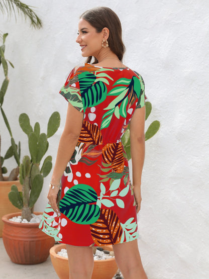 Bedrucktes Minikleid mit V-Ausschnitt und Kordelzug