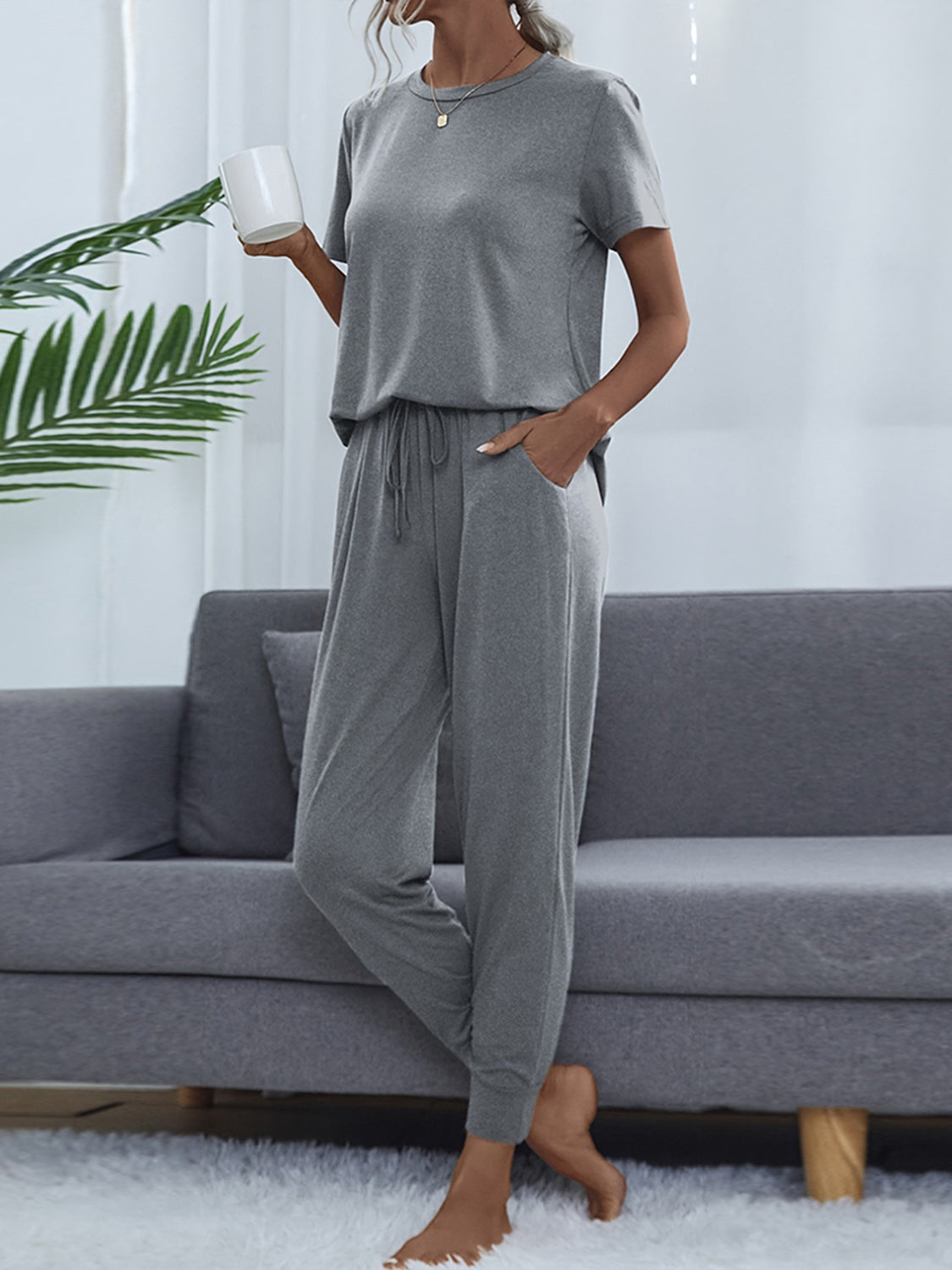 Set aus kurzärmligem Oberteil und Hose mit Rundhalsausschnitt