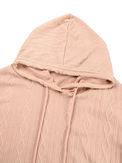 Strukturiertes, langärmliges Kleid mit Kapuze und Kordelzug