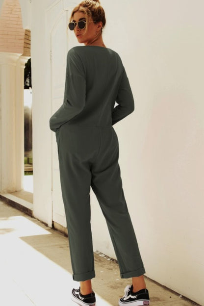 Jumpsuit mit Knopfleiste, überschnittenen Schultern und Taschen
