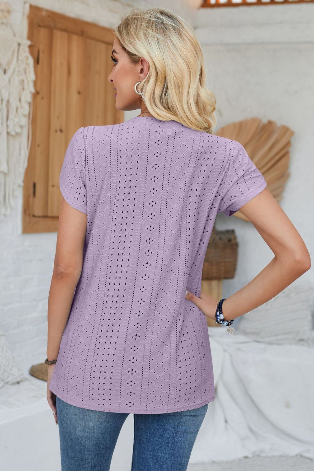 Kurzärmliges T-Shirt mit dekorativen Knopfösen und V-Ausschnitt