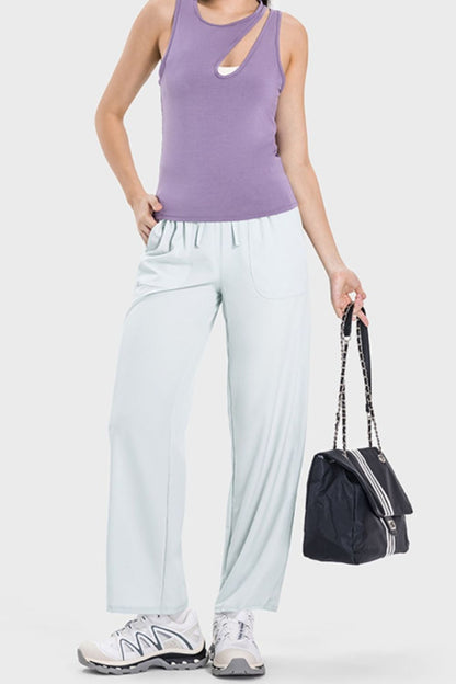Pantalones deportivos con bolsillos y cordón