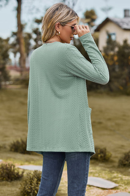 Langärmliger Cardigan mit Zopfmuster und Tasche