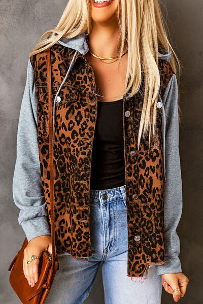 Jeansjacke mit Leopardenmuster, Kapuze und Kordelzug