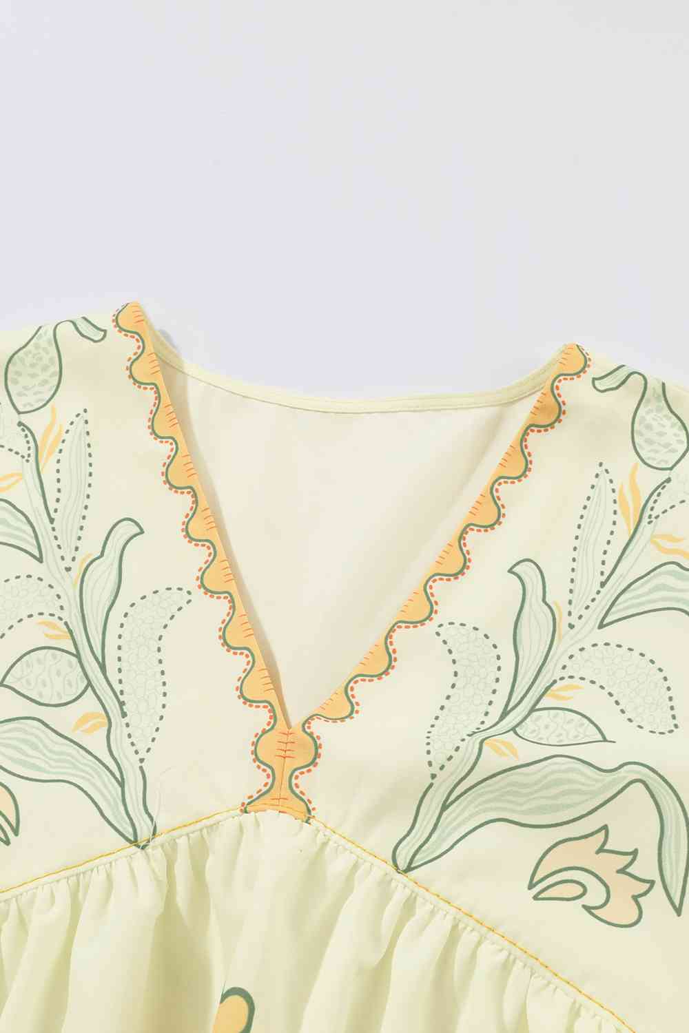 Vestido estampado con manga kimono y cuello en V