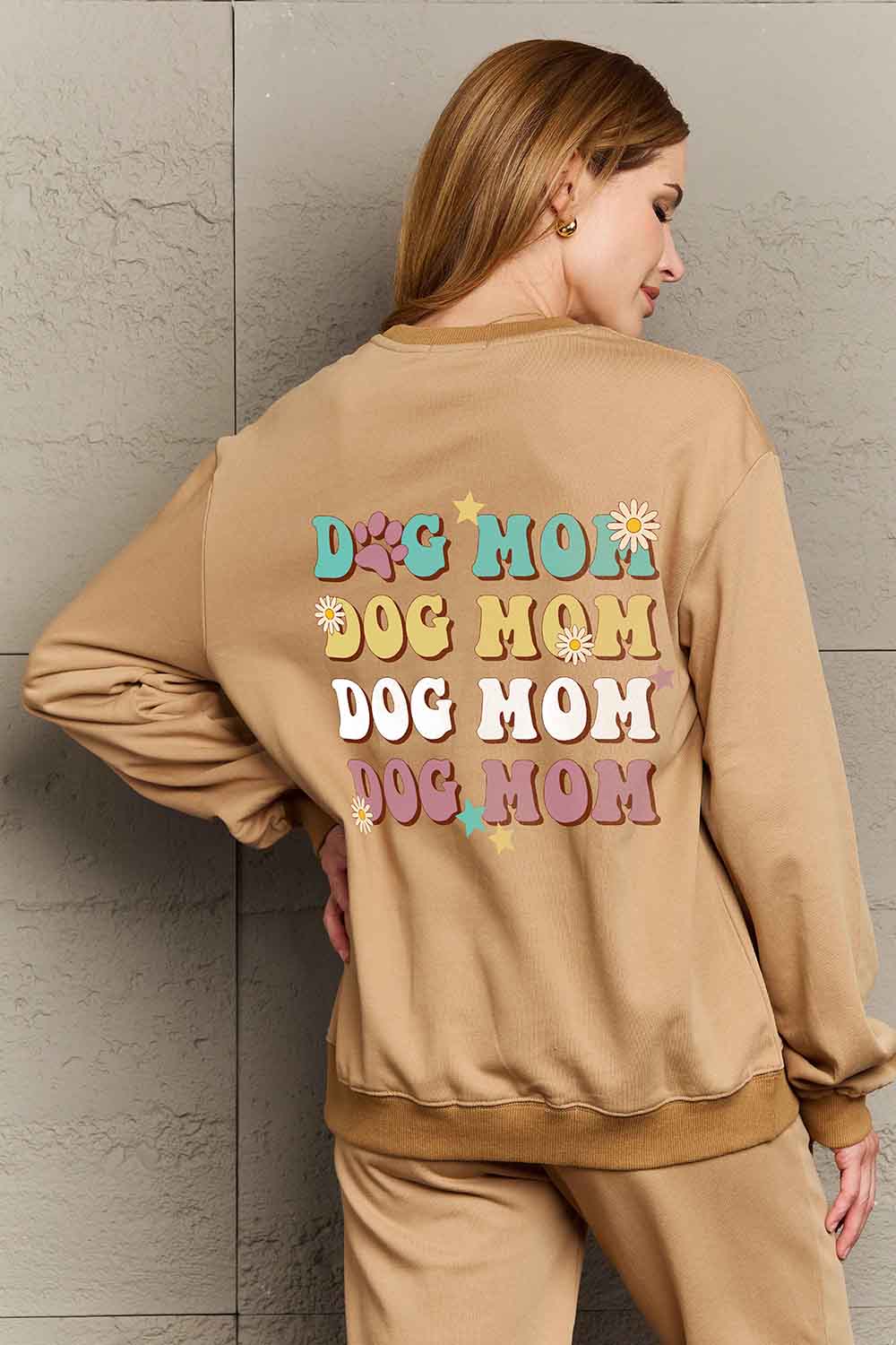 Simply Love – Simply Love – Sweatshirt in voller Größe mit Rundhalsausschnitt und überschnittenen Schultern und „DOG MOM“-Grafik