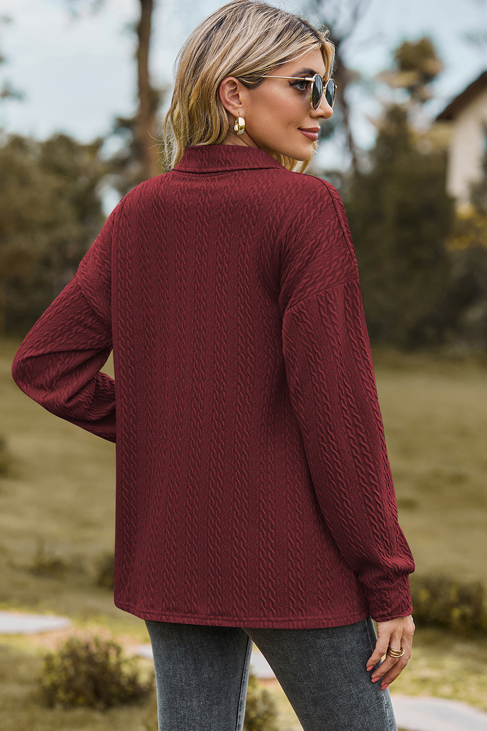 Bluse mit halbhohem Knopf und überschnittenen Schultern