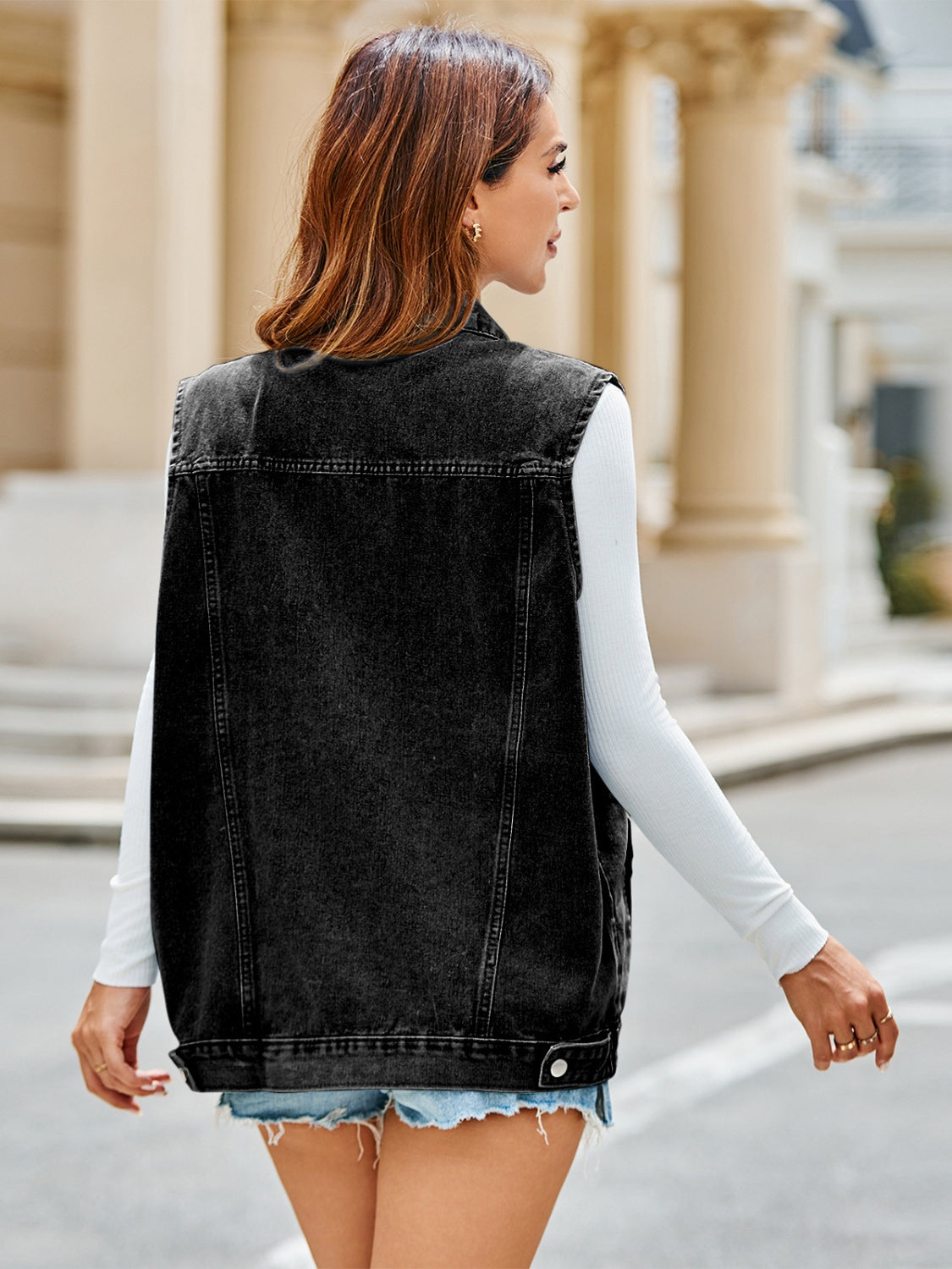 Ärmellose Jeansjacke mit Taschen und Knopfleiste