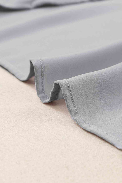 Oberteil mit gerafftem Detail, eingekerbtem Ausschnitt und flatternden Ärmeln