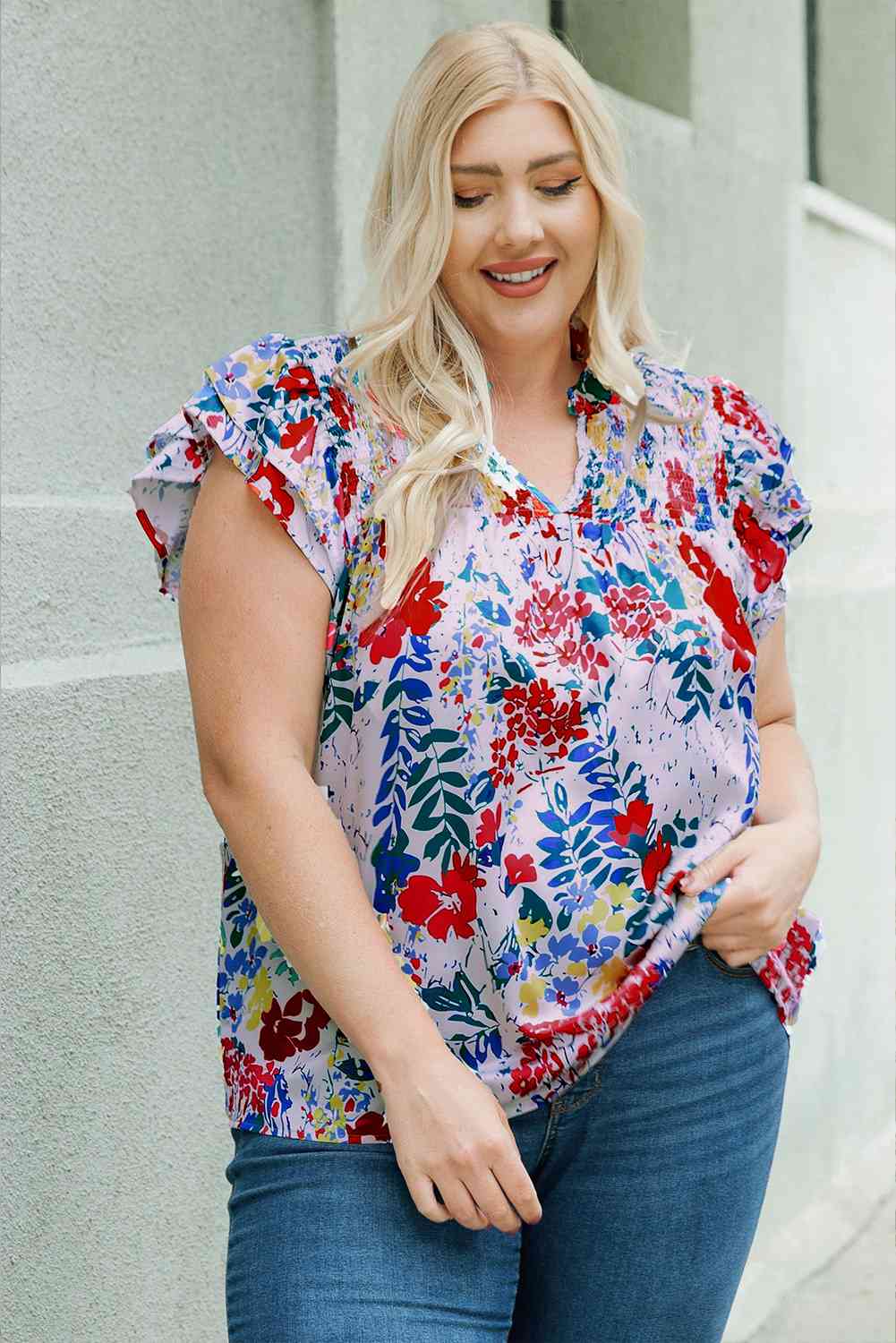 Bluse mit Blumenmuster und gesmokten Flügelärmeln in Übergröße