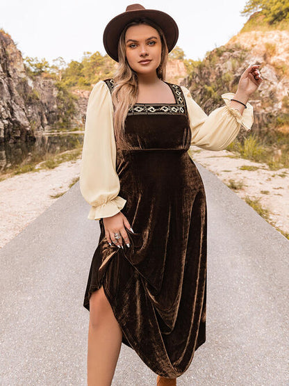 Besticktes Kleid mit eckigem Ausschnitt in Übergröße