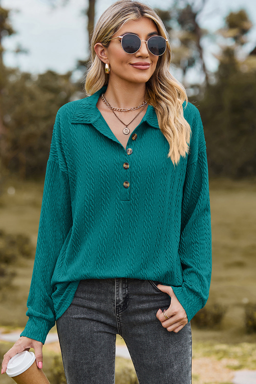 Bluse mit halbhohem Knopf und überschnittenen Schultern