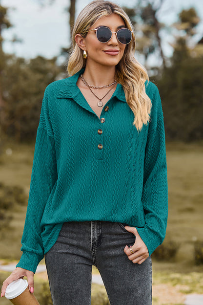 Bluse mit halbhohem Knopf und überschnittenen Schultern