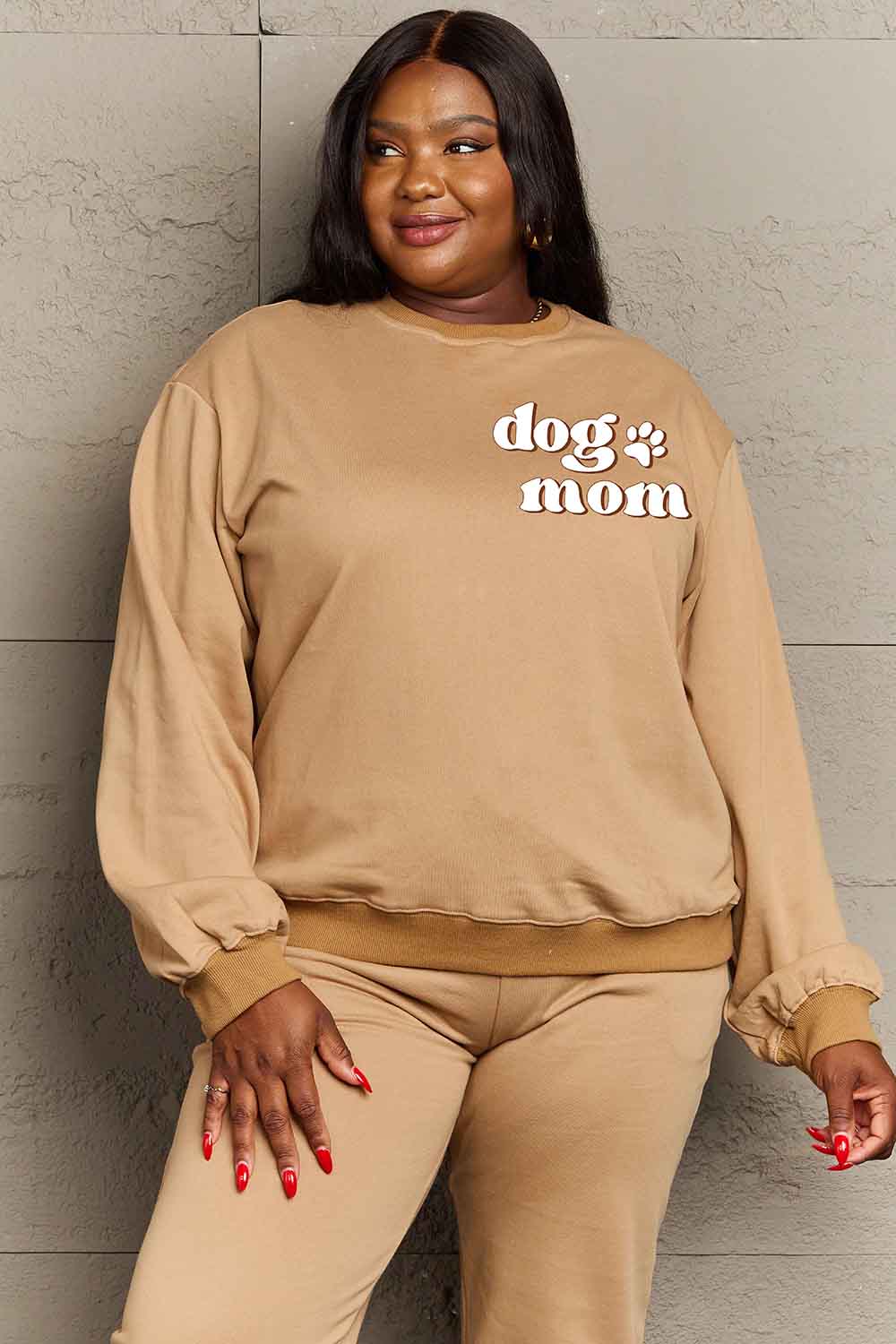 Simply Love – Simply Love – Sweatshirt in voller Größe mit Rundhalsausschnitt und überschnittenen Schultern und „DOG MOM“-Grafik