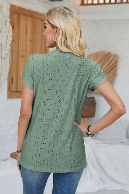 Kurzärmliges T-Shirt mit dekorativen Knopfösen und V-Ausschnitt