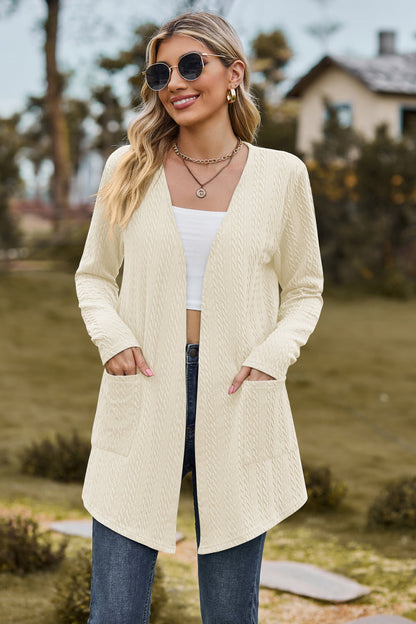 Langärmliger Cardigan mit Zopfmuster und Tasche