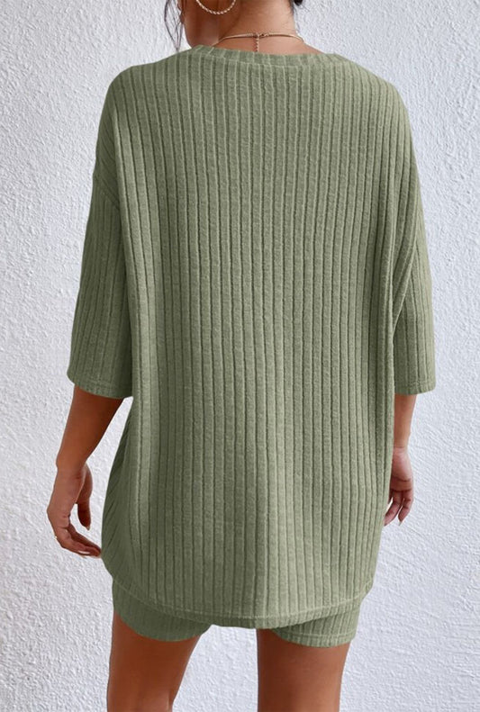 Lounge-Set aus geripptem Top und Shorts mit Rundhalsausschnitt