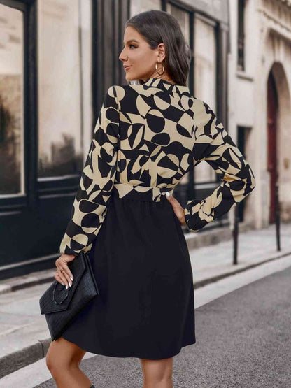 Kleid mit kontrastierendem Einschnitt und Bindeband vorn