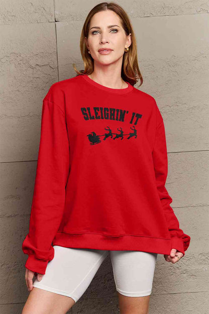 Simply Love – Sweatshirt mit SLEIGHIN‘ IT-Grafik in voller Größe